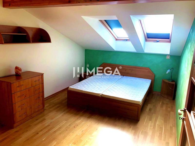 Schlafzimmer mit Holzboden und Doppelbett in einer 3-Zimmer-Wohnung.