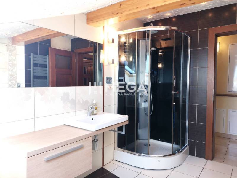 Badezimmer in einer 3-Zimmer-Wohnung mit Duschkabine und großem Spiegel.