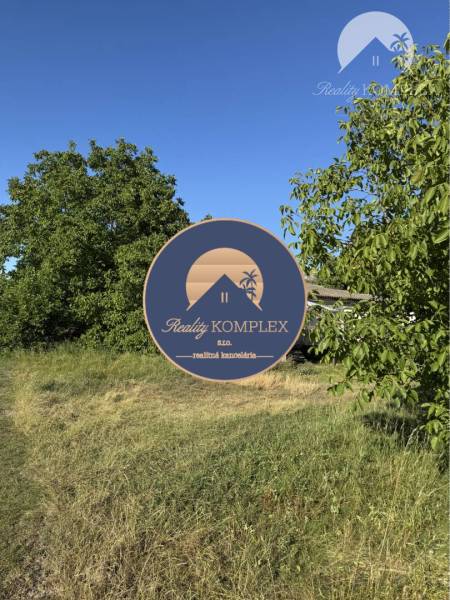 Grundstücke - Wohnen in der Gemeinde Povoda, Grünflächen und Bäume unter blauem Himmel.