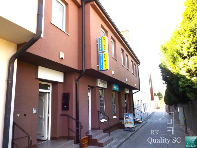 Gebäude in der Mäsiarska-Straße in Senec mit Treppen und Werbetafeln.