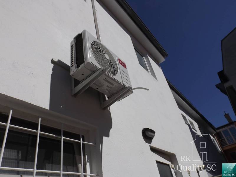 Klimaanlage an der Wand eines Gebäudes in der Mäsiarska-Straße in Senec.
