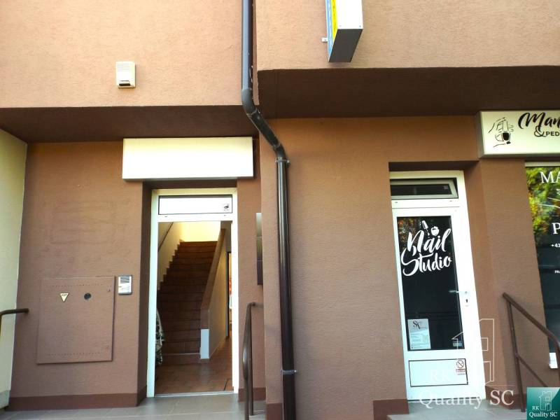 Eingang zum Gebäude in der Mäsiarska-Straße in Senec neben dem Nagelstudio.