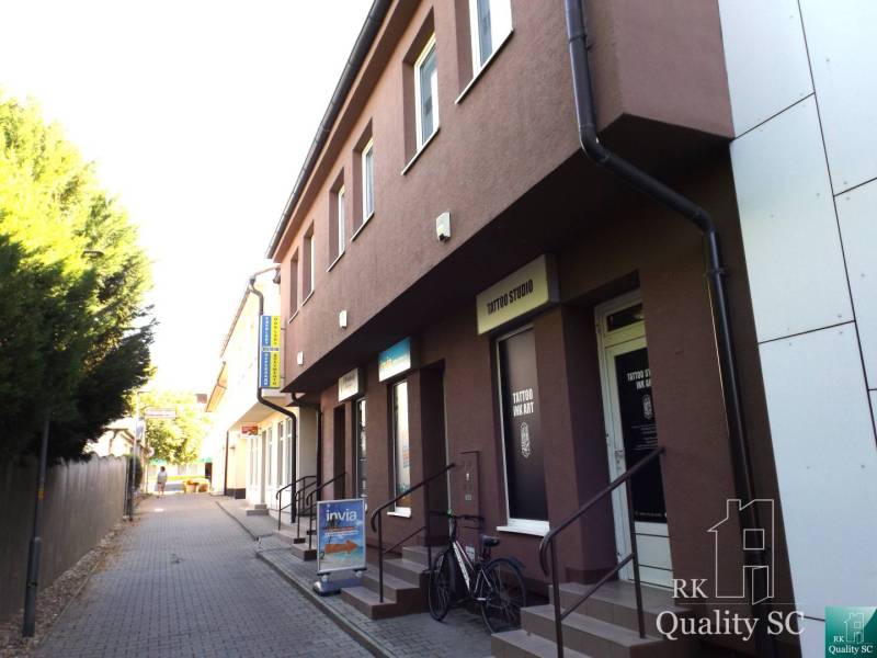 Das Gebäude in der Mäsiarska-Straße in Senec mit Studios und Geschäften entlang des Gehwegs.