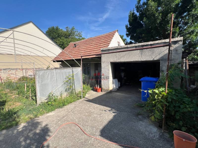 Einfamilienhaus in Drahovce in der Straße Drahovce mit Unterstand und Garten.
