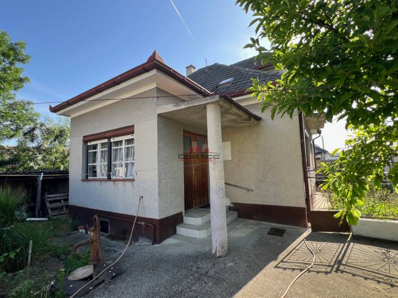 Einfamilienhaus in Drahovce in der Straße Drahovce mit Garten und schmalem Eingangstor.