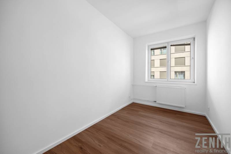 Leerer Raum mit weißen Wänden und einem Fenster in einer 3-Zimmer-Wohnung.