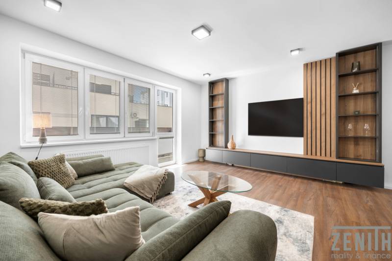 Wohnzimmer in einer 3-Zimmer-Wohnung mit einem bequemen Sofa und modernen Möbeln.