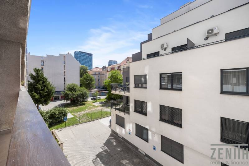 Blick aus einer 3-Zimmer-Wohnung auf Gebäude und Parkplatz in Bratislava - Altstadt.