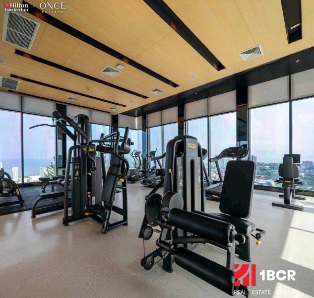 Fitnesscenter im Bau von Wohnungen mit Blick auf Pattaya.