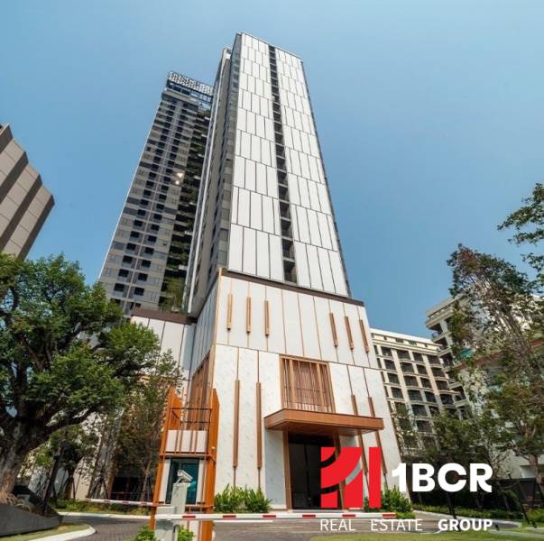 Wohnungsbau in Pattaya, ein hohes Gebäude mit moderner Architektur und Grünflächen in der Umgebung.