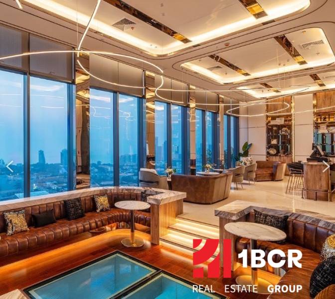 Luxuriöses Wohnungsbau-Interieur mit Panoramablick auf die Stadt.