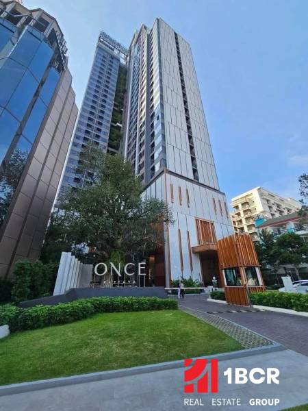 Wohnungsbau in Pattaya mit hohen Gebäuden und gepflegter grüner Umgebung.
