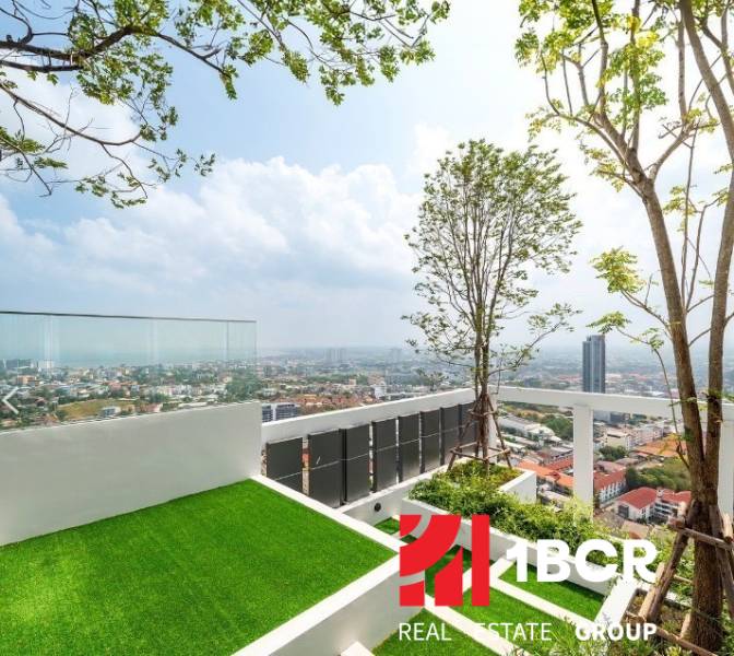 Dachterrasse mit Blick auf die Stadt Pattaya und Wohnbebauung.