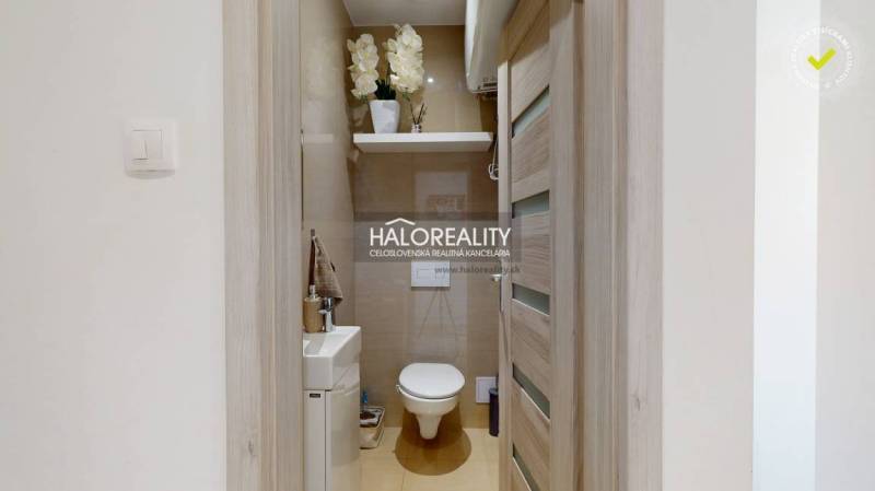 Kleines Badezimmer mit Toilette und Waschbecken in einer 3-Zimmer-Wohnung.