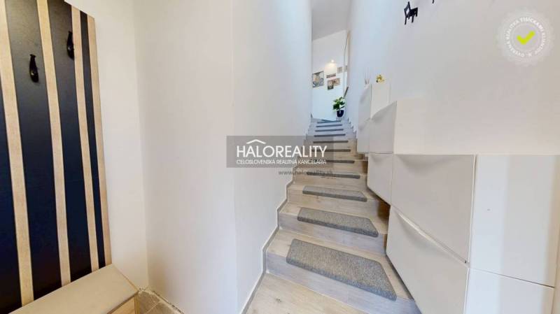 Interieur einer 3-Zimmer-Wohnung mit modernem Treppenhaus und Stauraum.