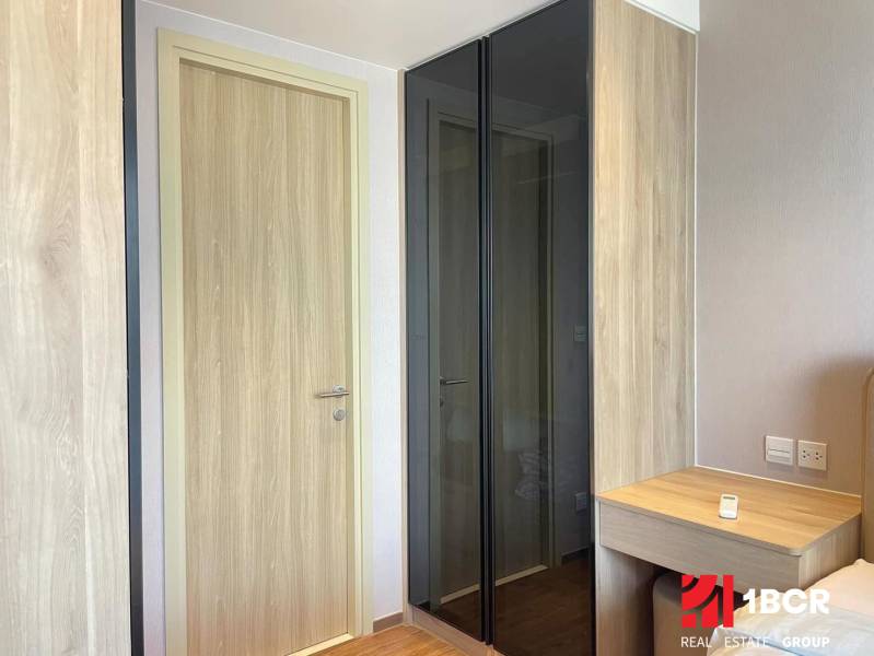 Holztüren und ein Glasschrank im Schlafzimmer einer Zweizimmerwohnung.
