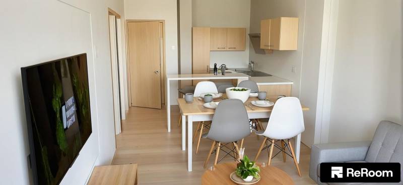 Küche und Essbereich in einer 3-Zimmer-Wohnung mit Holzmöbeln.