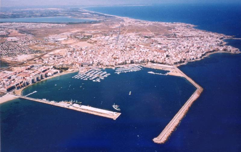 Luftaufnahme der Küste der Stadt Torrevieja mit dem Hafen und der umliegenden Landschaft.