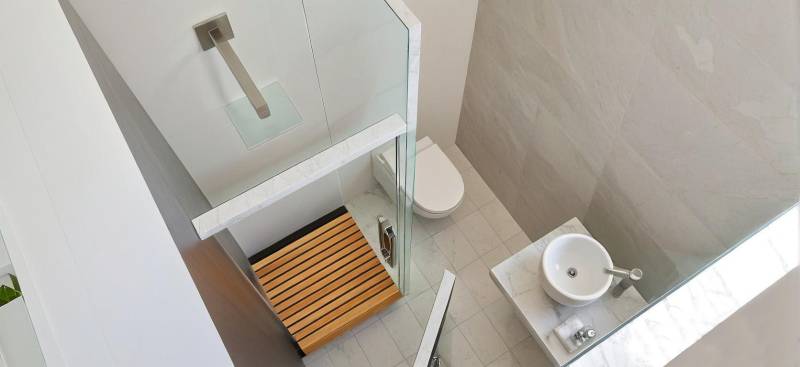 Badezimmer in einer 3-Zimmer-Wohnung mit Toilette, Dusche und Waschbecken.