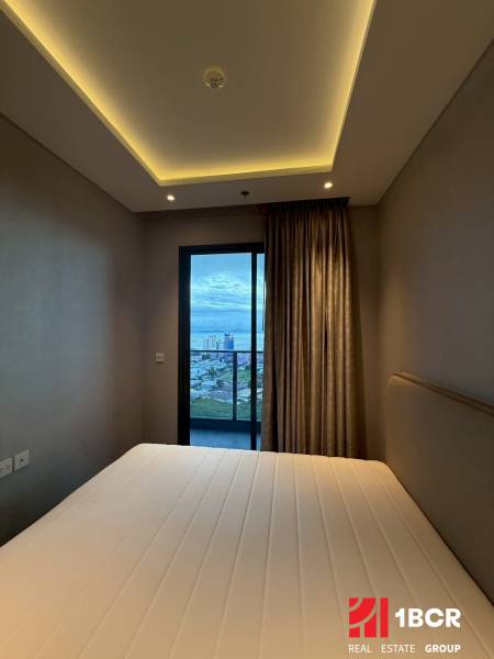 Schlafzimmer mit eingebauter Beleuchtung und Blick auf den Balkon, 3-Zimmer-Wohnung.