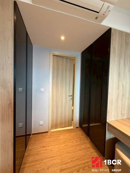Flur in einer 3-Zimmer-Wohnung mit Schränken, Holzelementen und Boden.