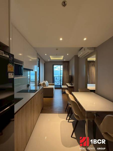 Küche und Esszimmer in einer 3-Zimmer-Wohnung mit Blick vom Balkon.
