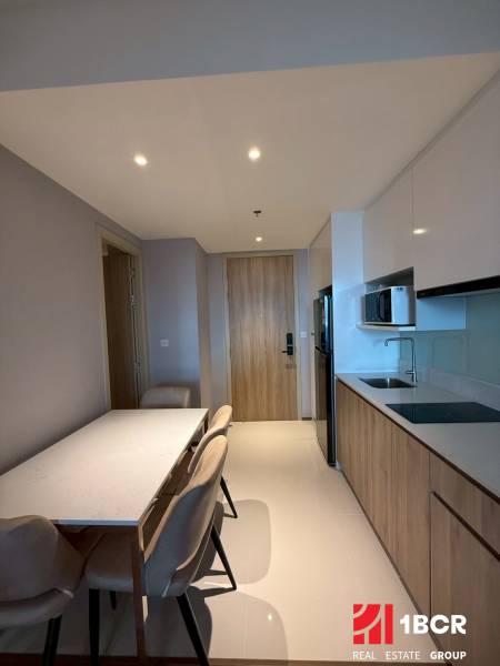Küche in einer 3-Zimmer-Wohnung mit Essecke und eingebauten Geräten.
