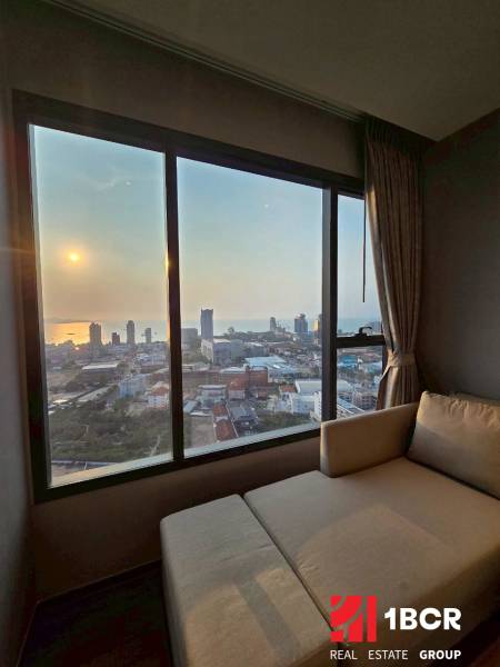 Blick aus einer 3-Zimmer-Wohnung auf den Sonnenuntergang und die Skyline von Pattaya.