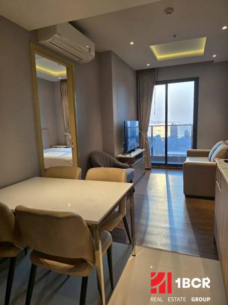 Essbereich in einer 3-Zimmer-Wohnung mit Blick auf das Wohnzimmer und den Balkon.