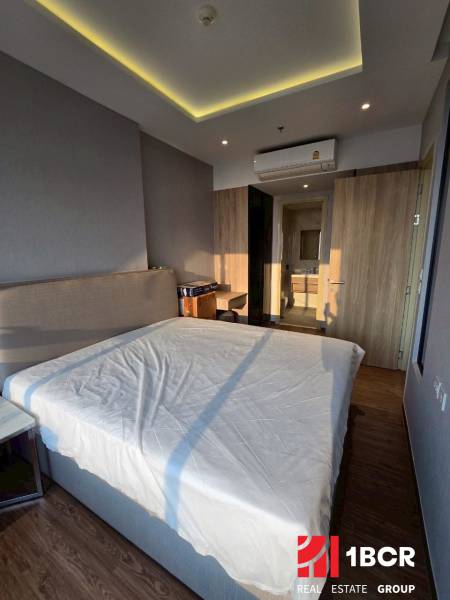 Schlafzimmer in einer 3-Zimmer-Wohnung mit Doppelbett und Klimaanlage, Holzboden.