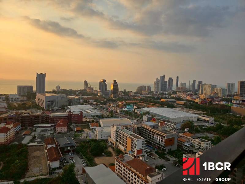 Blick auf den Sonnenuntergang über der Skyline der Stadt von einer 3-Zimmer-Wohnung in Pattaya.