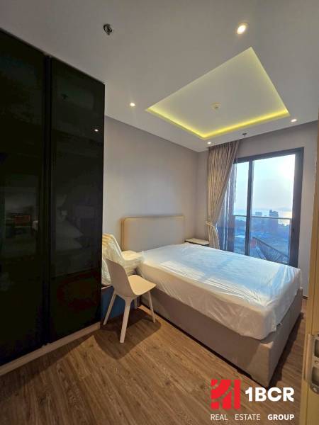 Schlafzimmer in einer 3-Zimmer-Wohnung mit großem Fenster und Holzboden.