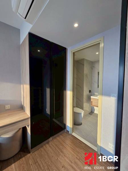 Kompaktes Interieur einer 3-Zimmer-Wohnung mit Badezimmer und Einbauschrank.
