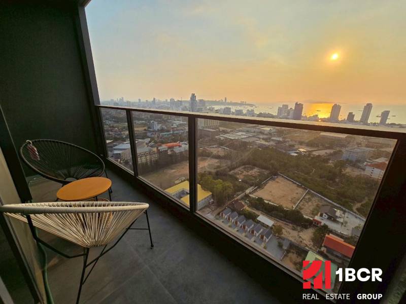 Balkon mit Blick auf die Stadt Pattaya und den Sonnenuntergang von einer 3-Zimmer-Wohnung.