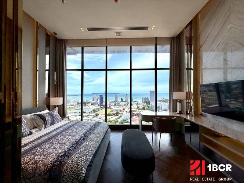 Schlafzimmer einer 4-Zimmer-Wohnung mit Blick auf die Stadt und das Meer in Pattaya.
