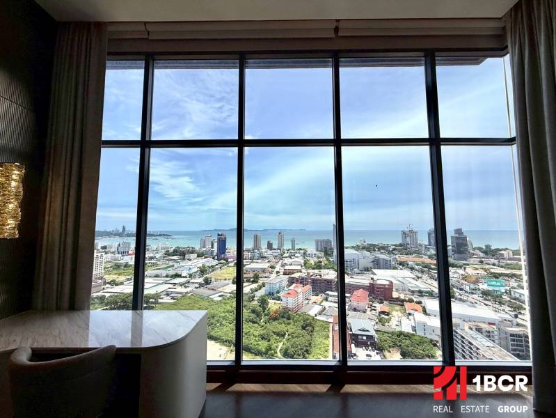 Blick von einer 4-Zimmer-Wohnung auf die Skyline von Pattaya und die Küste.