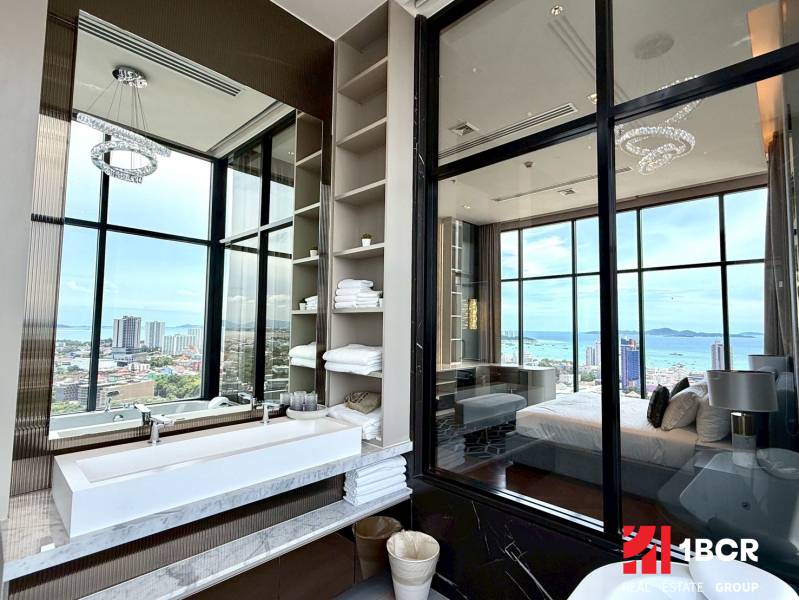 Badezimmer einer 4-Zimmer-Wohnung mit Blick auf die Stadt und das Meer in Pattaya.