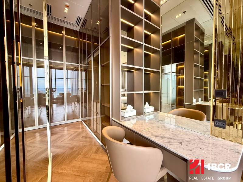 Luxuriöses Zimmer mit Spiegelwänden in einer 4-Zimmer-Wohnung, elegantes Holzbodenmuster.