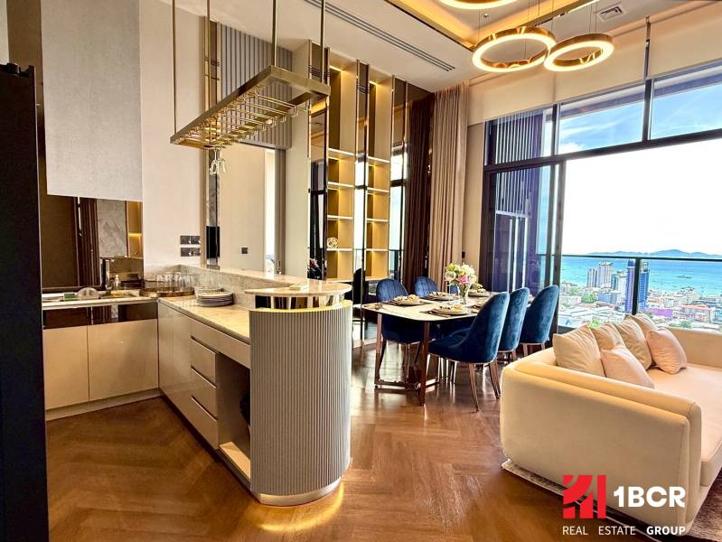 Luxusküche und Wohnzimmer mit Blick auf die Küste in einer 4-Zimmer-Wohnung.