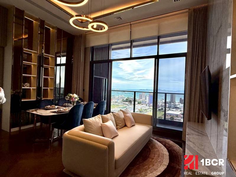 Wohnzimmer in einer 4-Zimmer-Wohnung mit Blick auf die Stadt und das Meer.