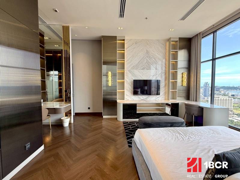 Luxuriöses Schlafzimmer mit Aussicht, Holzboden, Fernseher und Schreibtisch in einer 4-Zimmer-Wohnung.