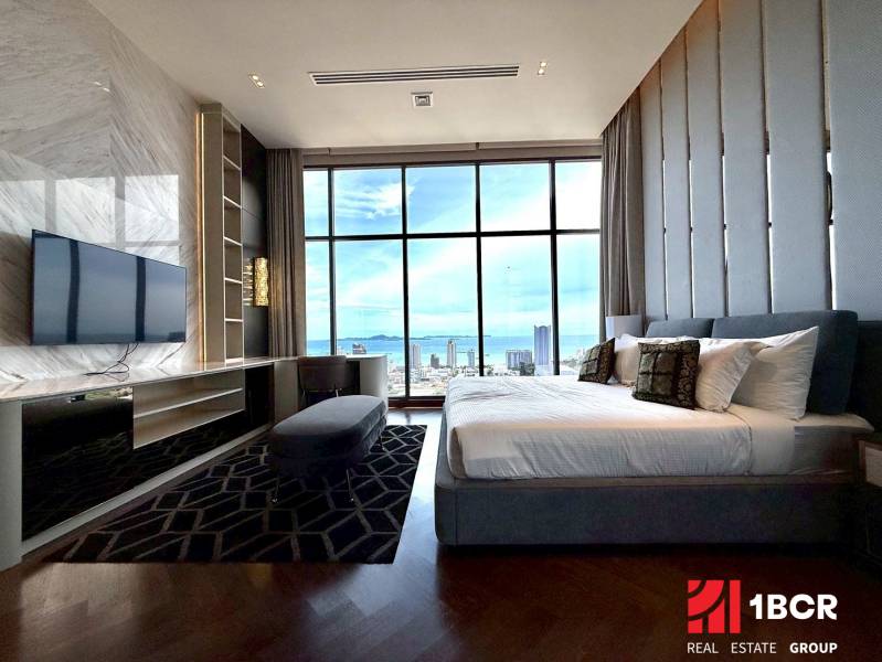 Luxuriöses Schlafzimmer in einer 4-Zimmer-Wohnung mit herrlichem Blick auf Pattaya.