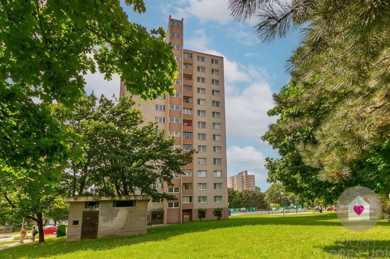 Ein Wohnhaus umgeben von Bäumen in der Medveďova-Straße in Bratislava - Petržalka.