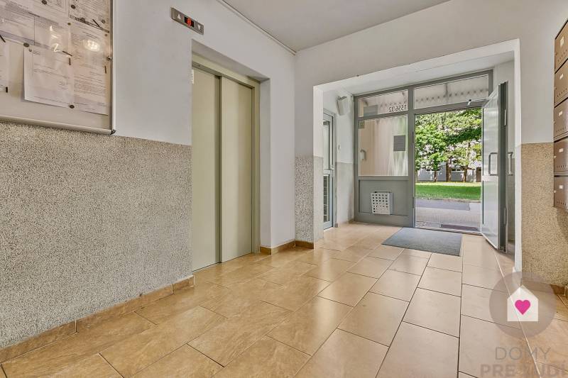 Eingangshalle mit Aufzug und Briefkästen in der Medveďova-Straße, Bratislava - Petržalka.