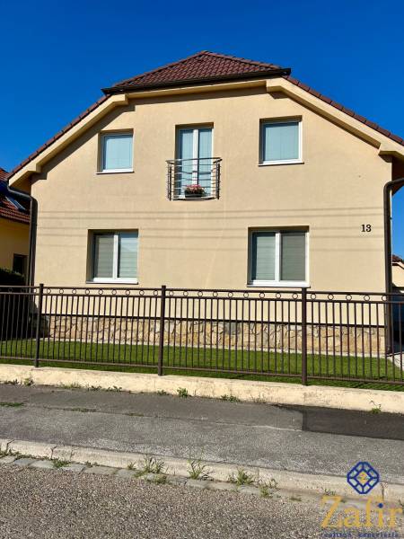 Das gelbe Haus mit dem braunen Dach und Zaun in der Bradlanská-Straße in Trnava.