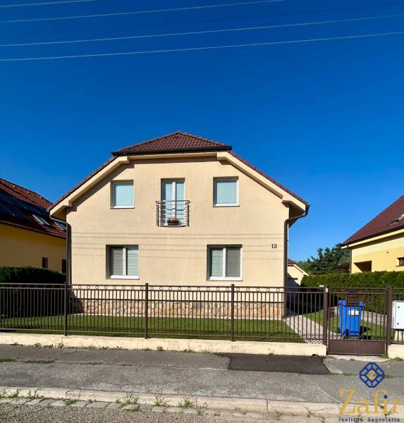 Das Haus in der Bradlanska-Straße in Trnava mit Garten und blauem Container.