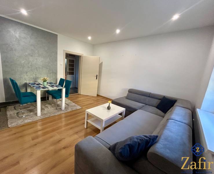 Wohnzimmer mit großer Sitzgarnitur und Esstisch in einer 3-Zimmer-Wohnung.