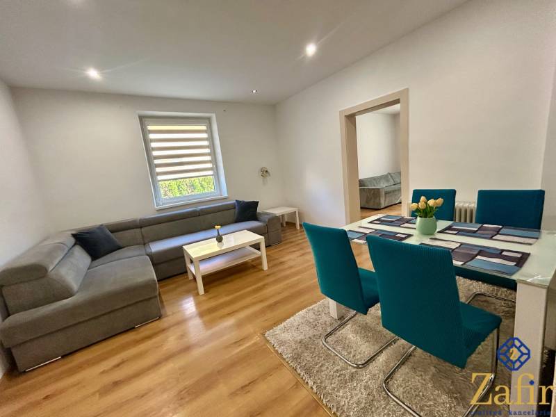 Wohnzimmer in einer 3-Zimmer-Wohnung mit Ecksofa und Esstisch.