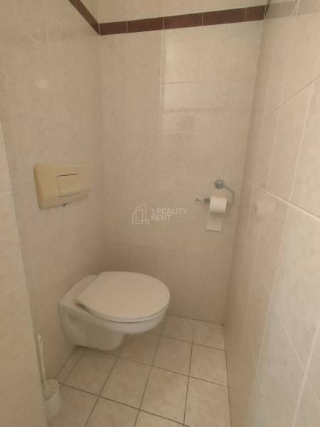 Toaletten in Geschäftsräumen mit Platz für Toilettenpapier und Bürsten.
