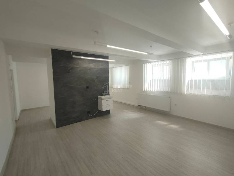 Geschäftsräume mit Holzboden und Wand, vertikale Jalousien an den Fenstern.